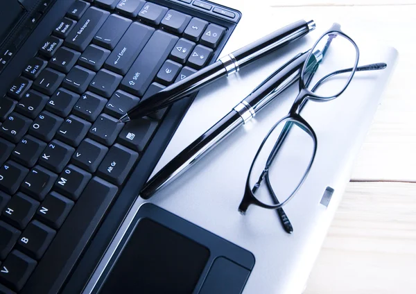 Laptop & glasögon — Stockfoto