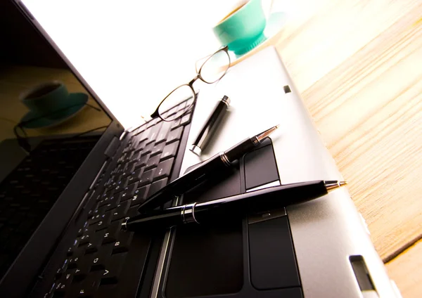 Laptop & kulspetspenna — Stockfoto