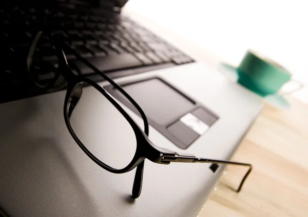 Laptop & glasögon — Stockfoto