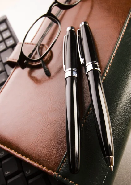 Laptop & Kugelschreiber & Brille — Stockfoto