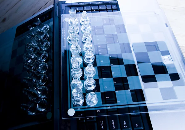 Skleněné šachy s notebookem — Stock fotografie