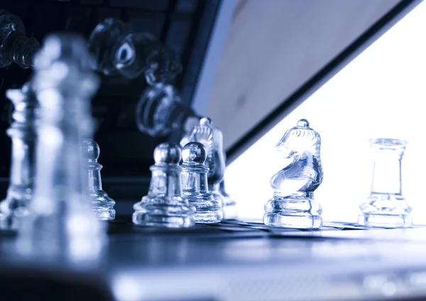 Skleněné šachy s notebookem — Stock fotografie