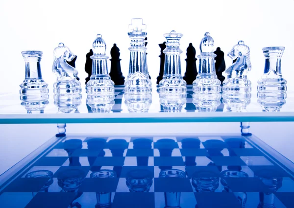 Šachy na skleněný stůl — Stock fotografie
