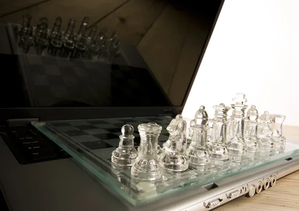 Dizüstü bilgisayar ile cam satranç — Stok fotoğraf