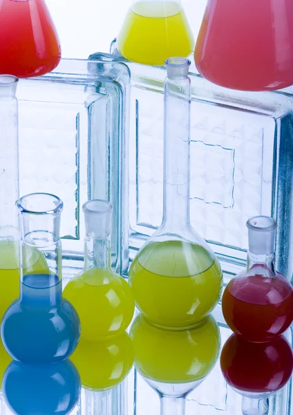 Frascos de laboratorio con fluidos de diferentes colores — Foto de Stock