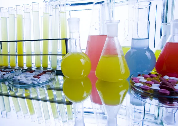 Frascos de laboratório com drogas — Fotografia de Stock