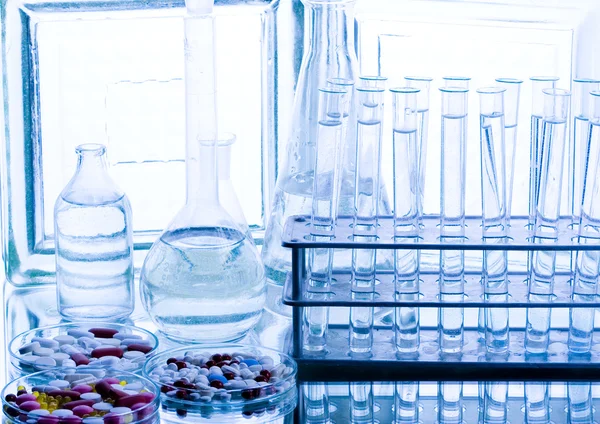 Artigos de vidro de laboratório com drogas — Fotografia de Stock