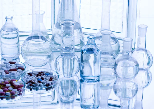 Perangkat gelas laboratorium dengan obat-obatan — Stok Foto