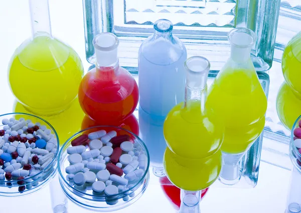 Frascos de laboratório com drogas — Fotografia de Stock