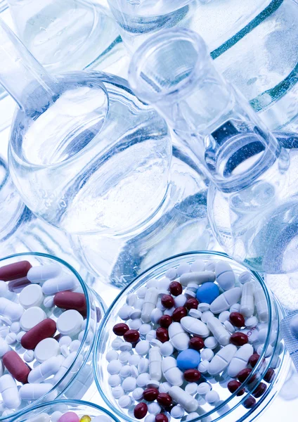 Artículos de vidrio de laboratorio con medicamentos — Foto de Stock