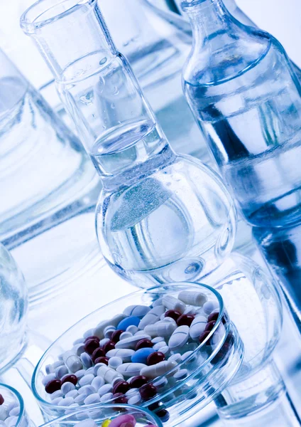 Laboratóriumi üvegeszközök gyógyszerek — Stock Fotó