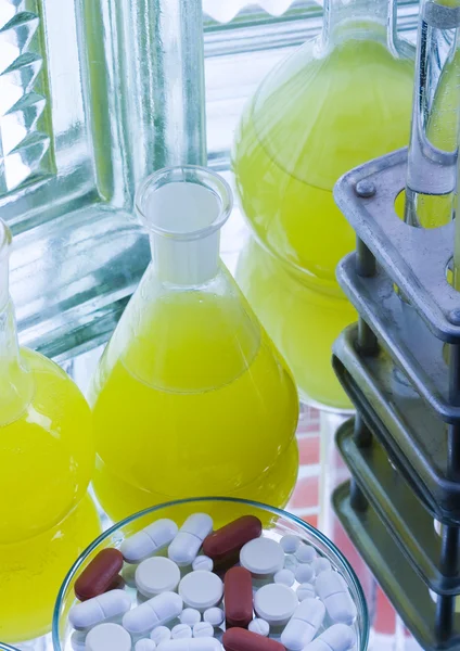 Frascos de laboratorio con medicamentos — Foto de Stock