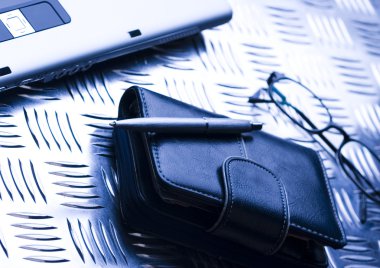 Dizüstü bilgisayar ve tükenmez ve gözlük