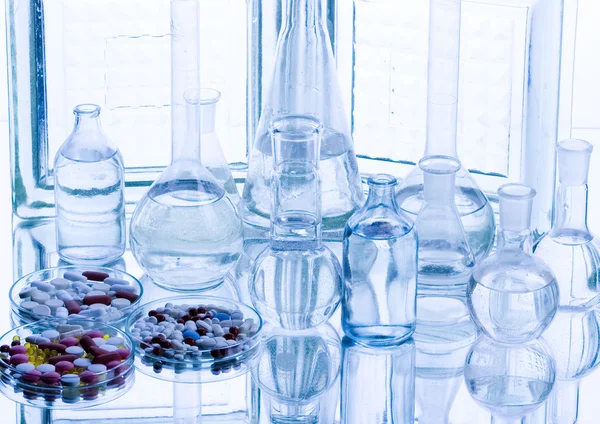 Лабораторное стекло с лекарствами — стоковое фото
