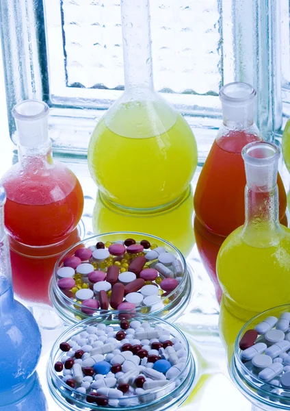 Frascos de laboratorio con medicamentos — Foto de Stock