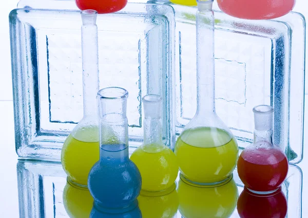 Laboratoryjne kolby z płynów w różnych kolorach — Zdjęcie stockowe