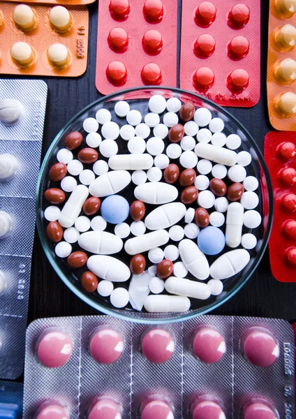 Таблетки и лекарства — стоковое фото