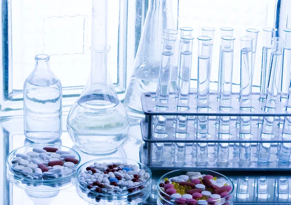 Laboratoriumglaswerk met drugs — Stockfoto