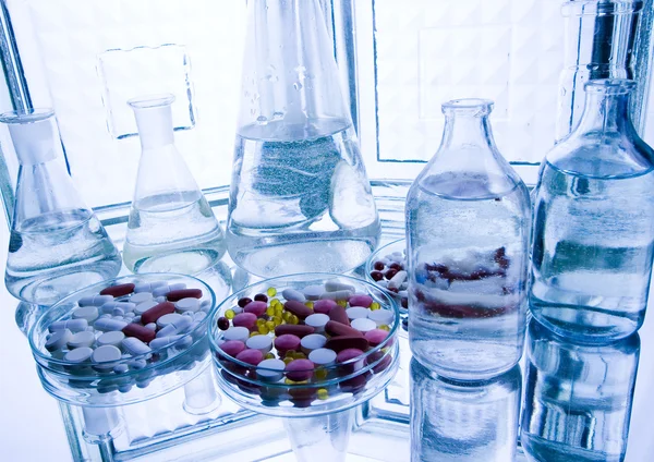 Verrerie de laboratoire avec médicaments — Photo