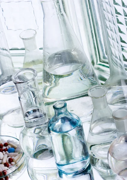 Laboratoriumglaswerk met drugs — Stockfoto