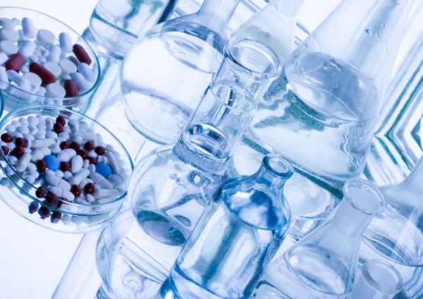 Artículos de vidrio de laboratorio con medicamentos — Foto de Stock