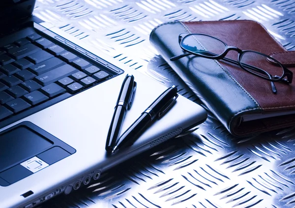 Laptop & kulspetspenna & glasögon — Stockfoto