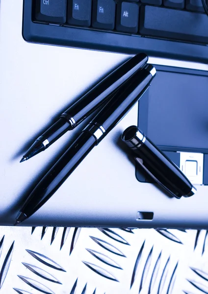 Laptop & Kugelschreiber — Stockfoto