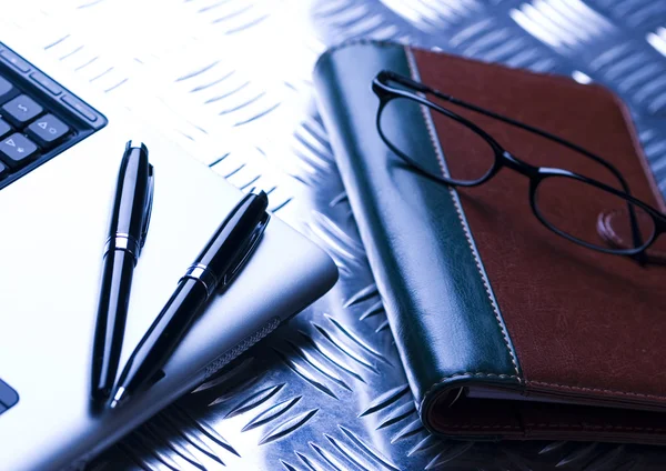 Laptop & kulspetspenna & glasögon — Stockfoto