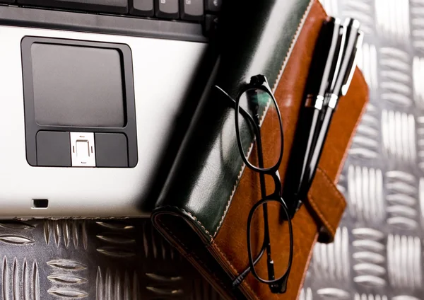 Laptop & kulspetspenna & glasögon — Stockfoto