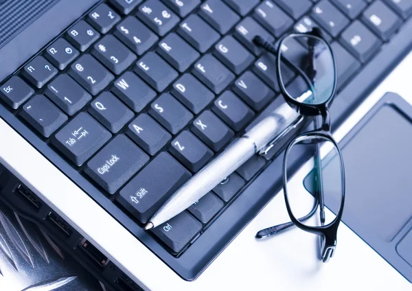 Laptop & kulspetspenna & glasögon — Stockfoto