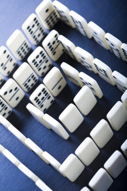Domino parçaları ve labirent