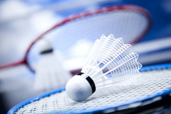 Shuttle op badminton racket — Stockfoto