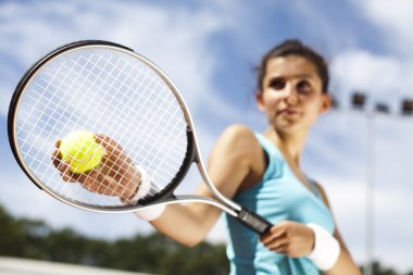 Tenis oynayan kız