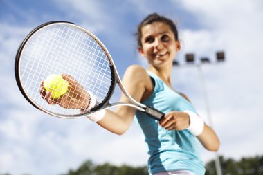 Tenis oynayan kız