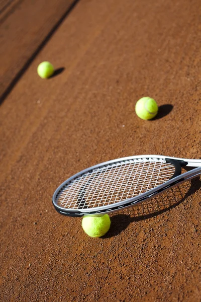 Raquette de tennis avec balle de tennis — Photo