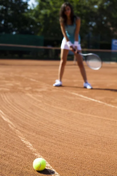 Femme jouant au tennis — Photo
