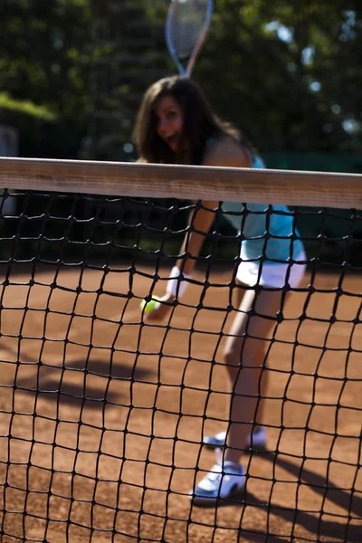 Nainen pelaa tennistä — kuvapankkivalokuva