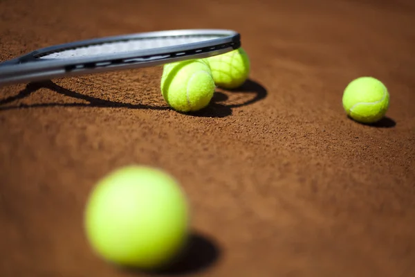 Ρακέτα του τένις με την μπάλα του τένις — Φωτογραφία Αρχείου
