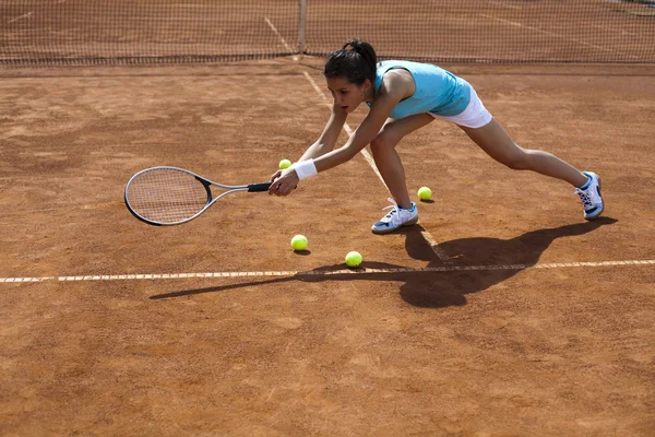 Femme jouant au tennis — Photo