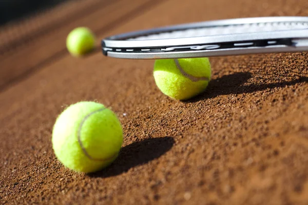 Tennisracket med tennisboll — Stockfoto