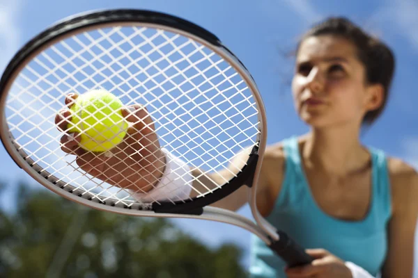 Mädchen spielt Tennis — Stockfoto