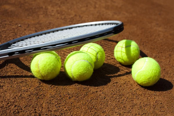 Tennisracket med tennisboll — Stockfoto