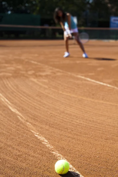 Vrouw met tennis — Stockfoto