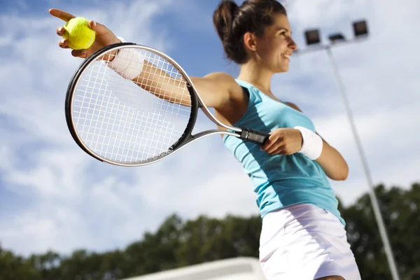 Девушка играет в теннис — стоковое фото