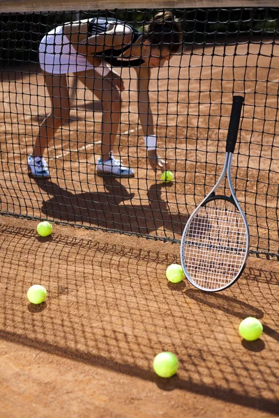 テニス ・ ボールを持つテニス ラケット — ストック写真