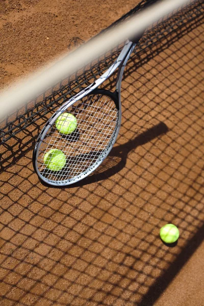 Raquete de tênis com bola de tênis — Fotografia de Stock