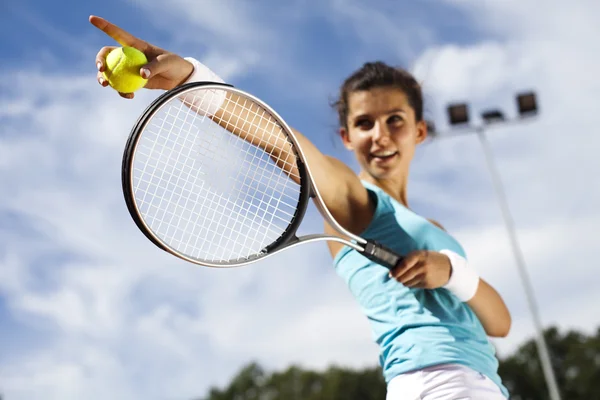 Mädchen spielt Tennis — Stockfoto