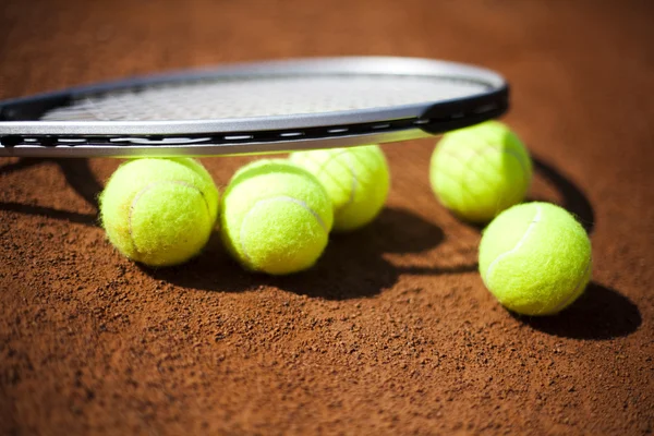 Raquette de tennis avec balle de tennis — Photo