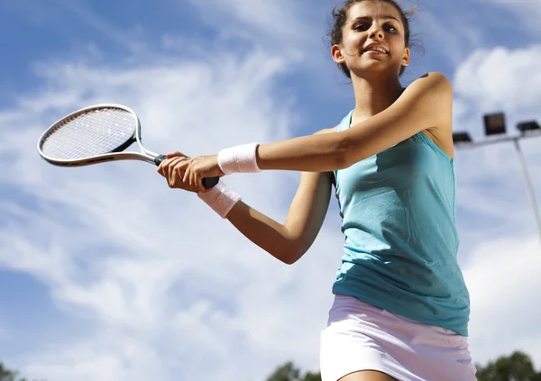 Mädchen spielt Tennis — Stockfoto