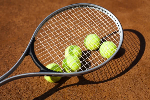 Raquete de tênis com bola de tênis — Fotografia de Stock